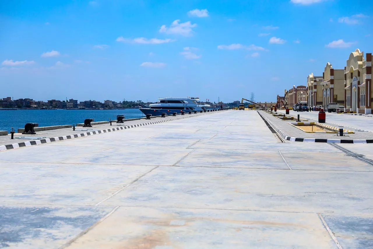 وزير التخطيط ومحافظ البحيرة يتفقدان أعمال تطوير ميناء رشيد