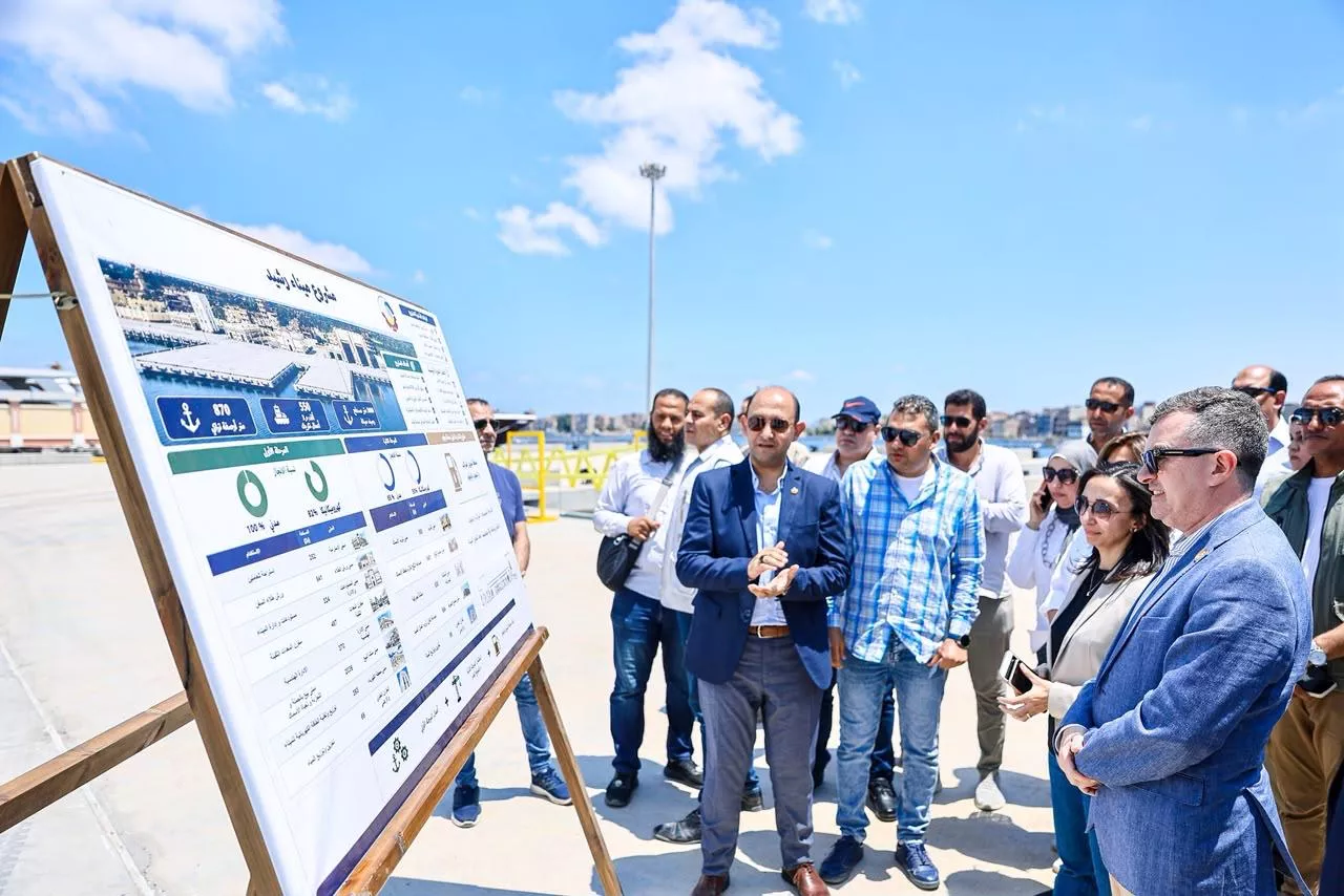 وزير التخطيط ومحافظ البحيرة يتفقدان أعمال تطوير ميناء رشيد