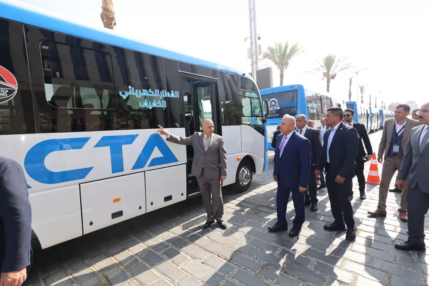 وزير النقل يدشن 10 ميني باصات جديدة