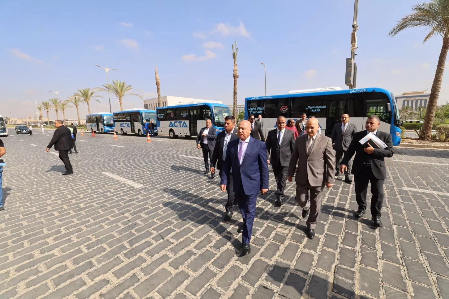 وزير النقل يدشن 10 ميني باصات جديدة