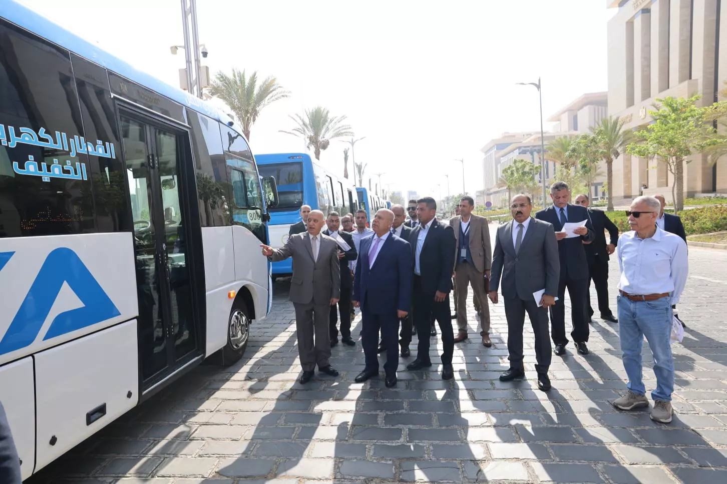 وزير النقل يدشن 10 ميني باصات جديدة