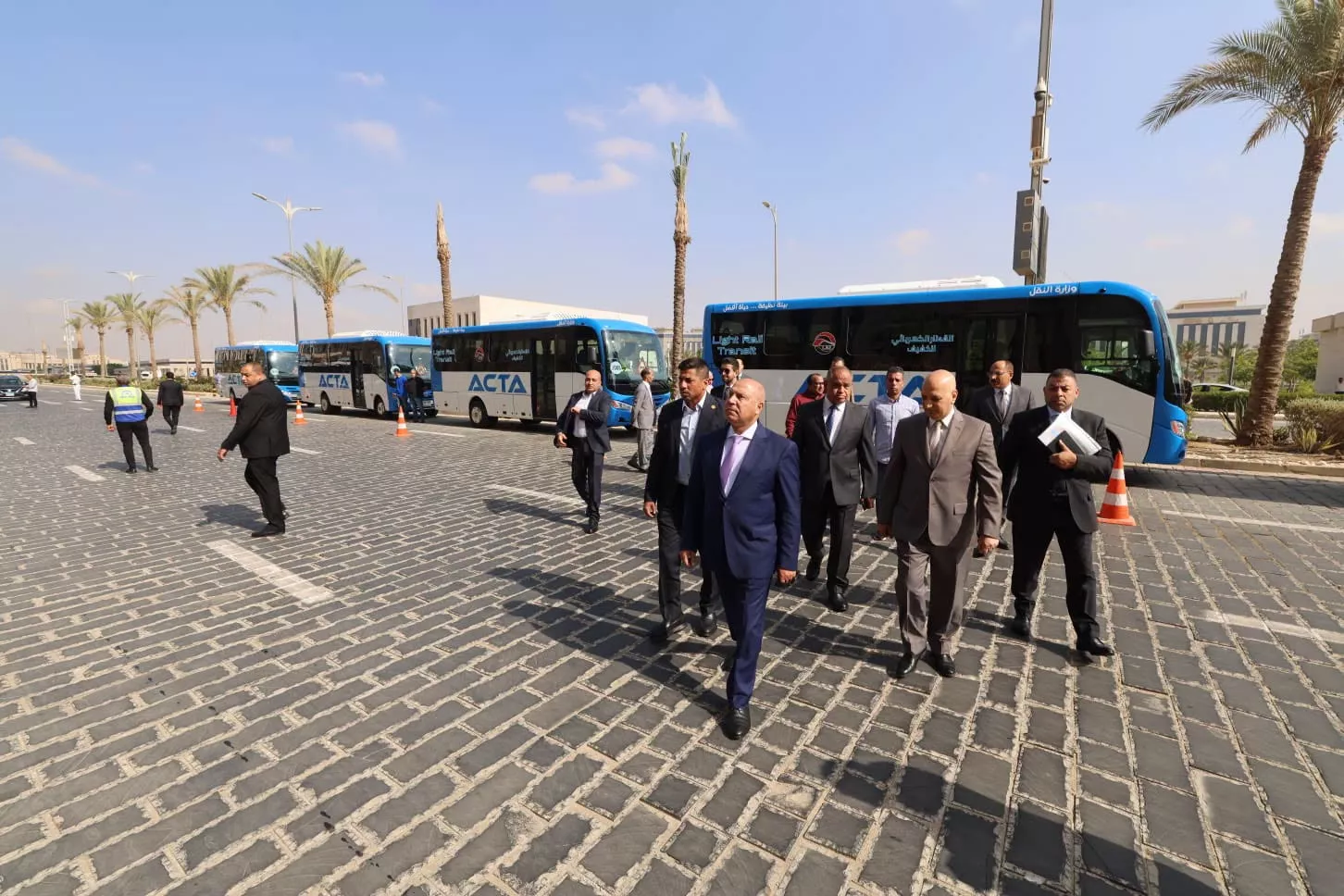 وزير النقل يدشن 10 ميني باصات جديدة