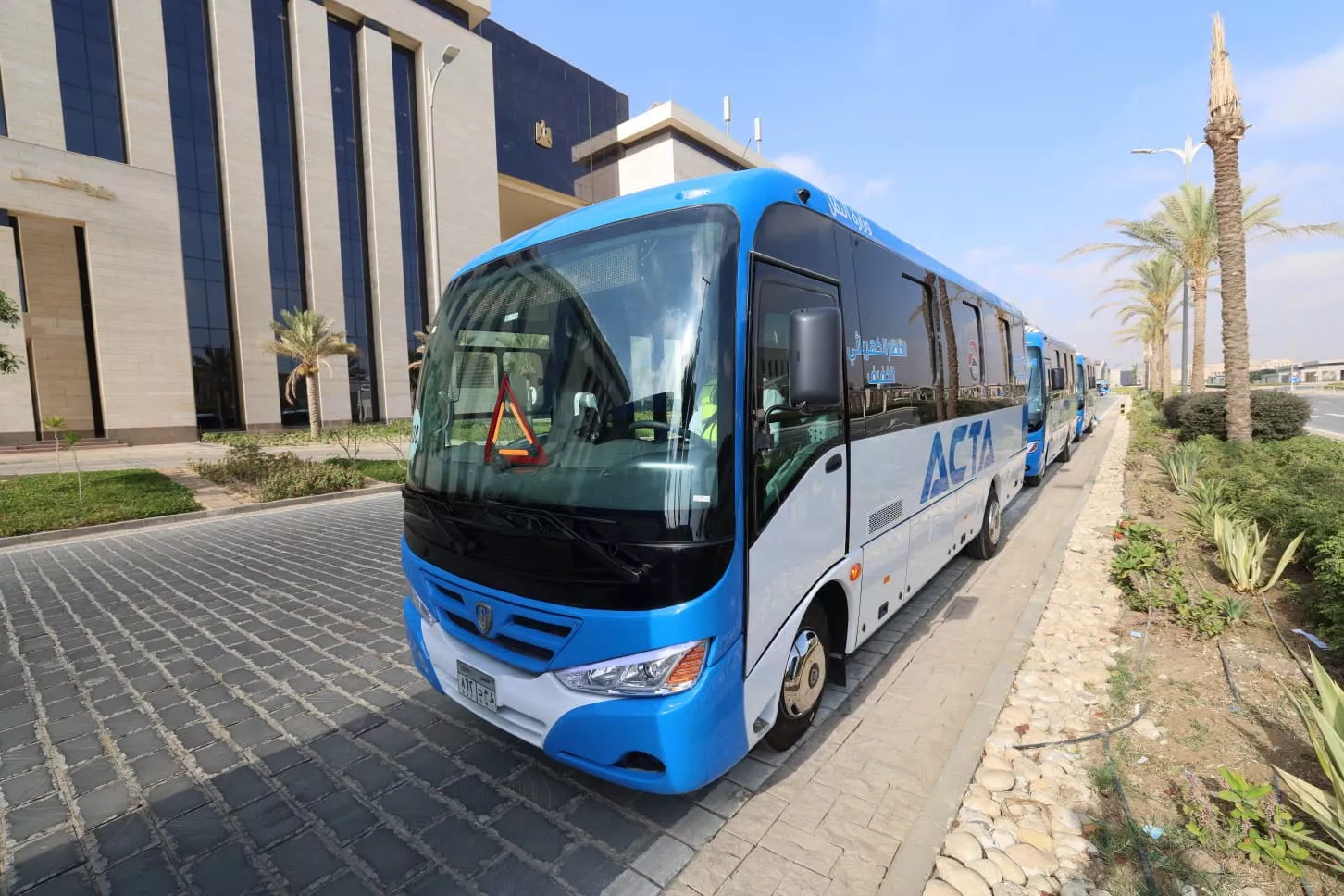 وزير النقل يدشن 10 ميني باصات جديدة
