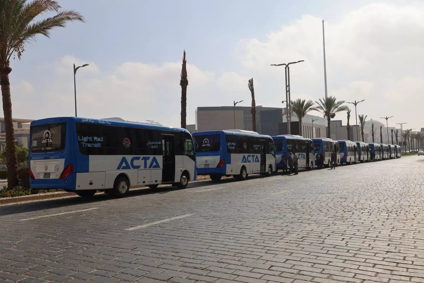 وزير النقل يدشن 10 ميني باصات جديدة