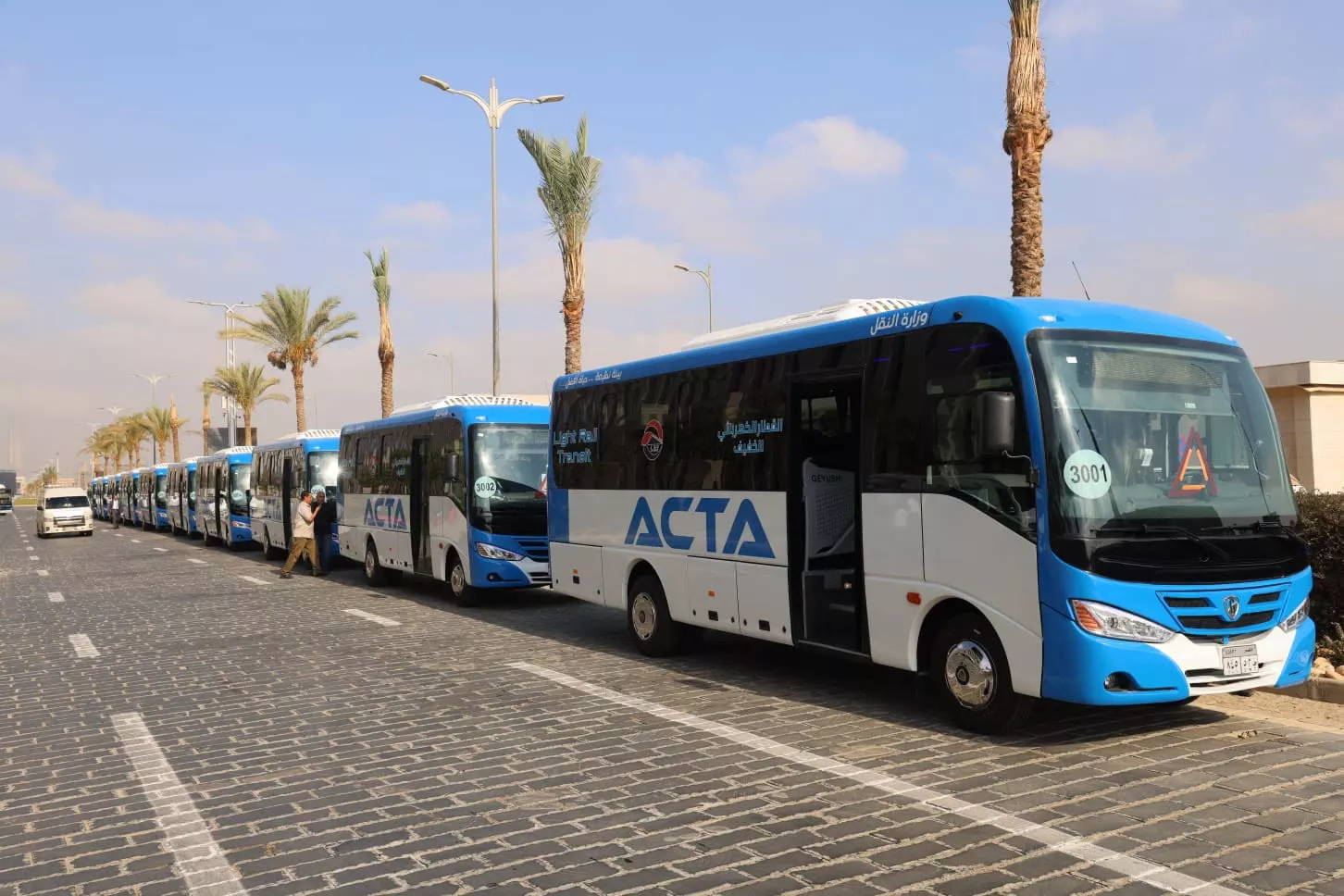 وزير النقل يدشن 10 ميني باصات جديدة