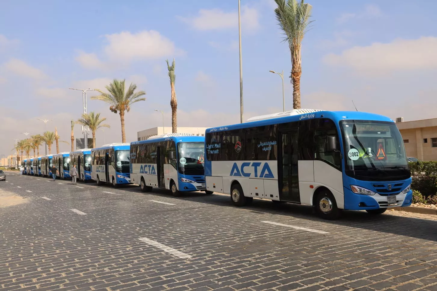 وزير النقل يدشن 10 ميني باصات جديدة