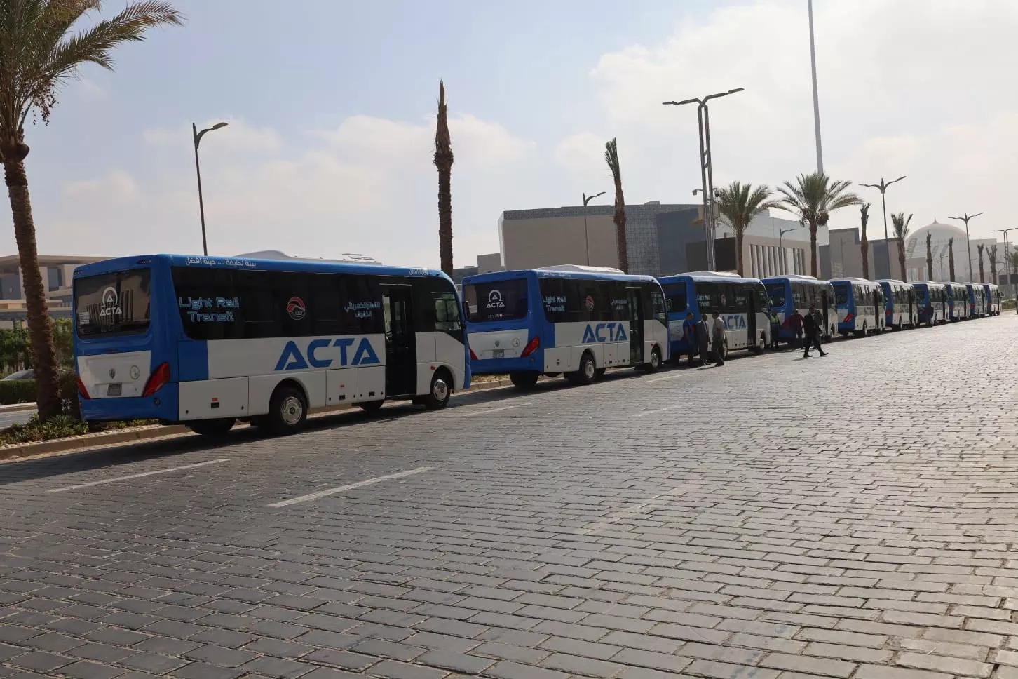 وزير النقل يدشن 10 ميني باصات جديدة