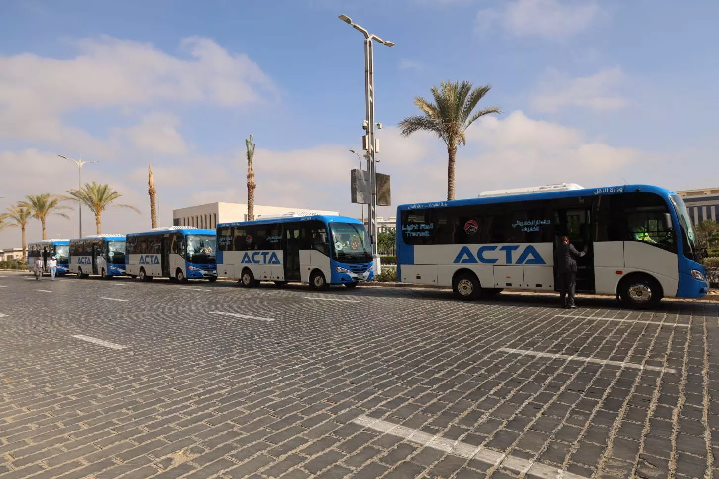 وزير النقل يدشن 10 ميني باصات جديدة