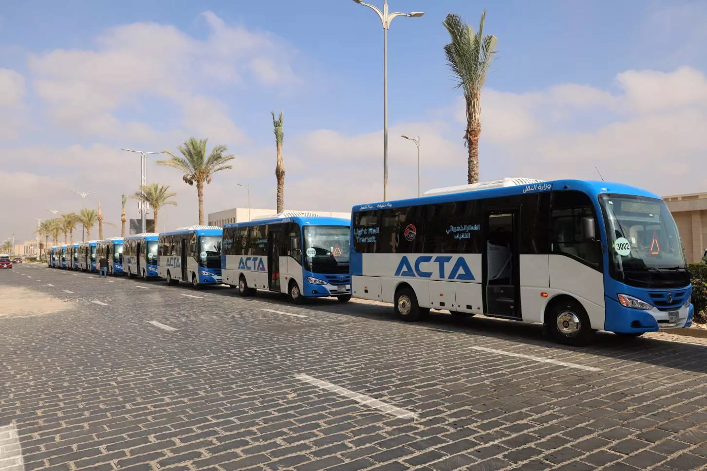 وزير النقل يدشن 10 ميني باصات جديدة