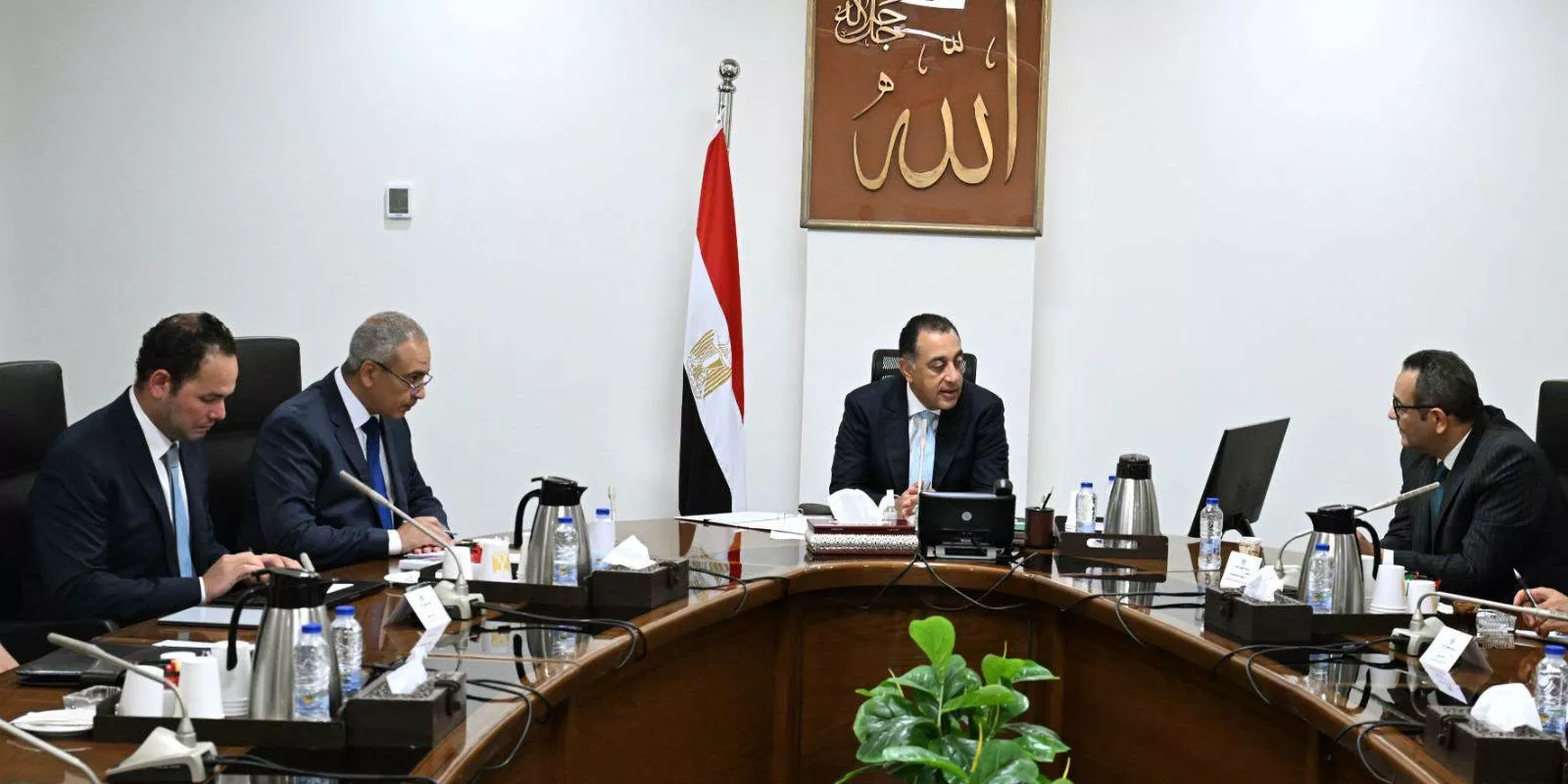 مدبولي يستعرض خطة التحرك لرئيس جهاز تنمية المشروعات