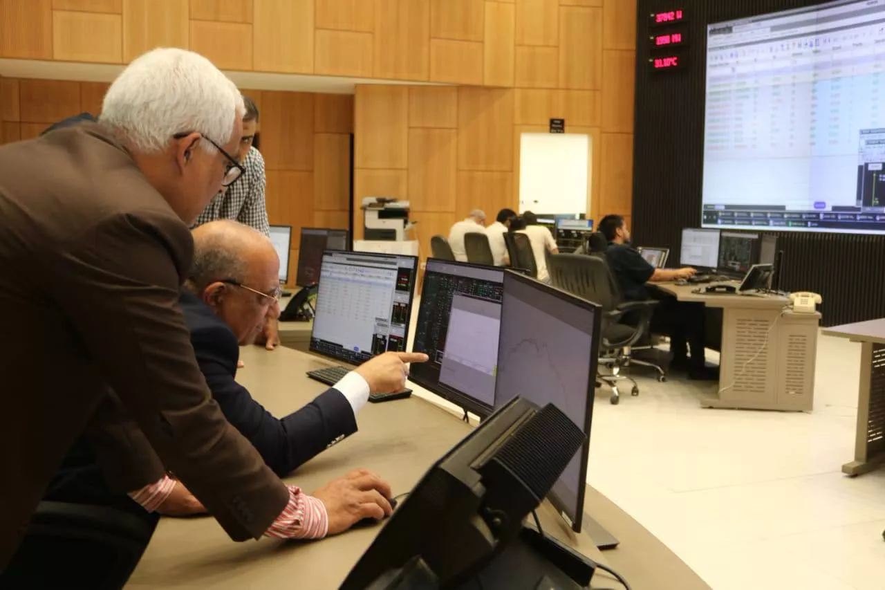 وزير الكهرباء يتابع سير العمل وخطة التشغيل لتأمين الشبكة الموحدة