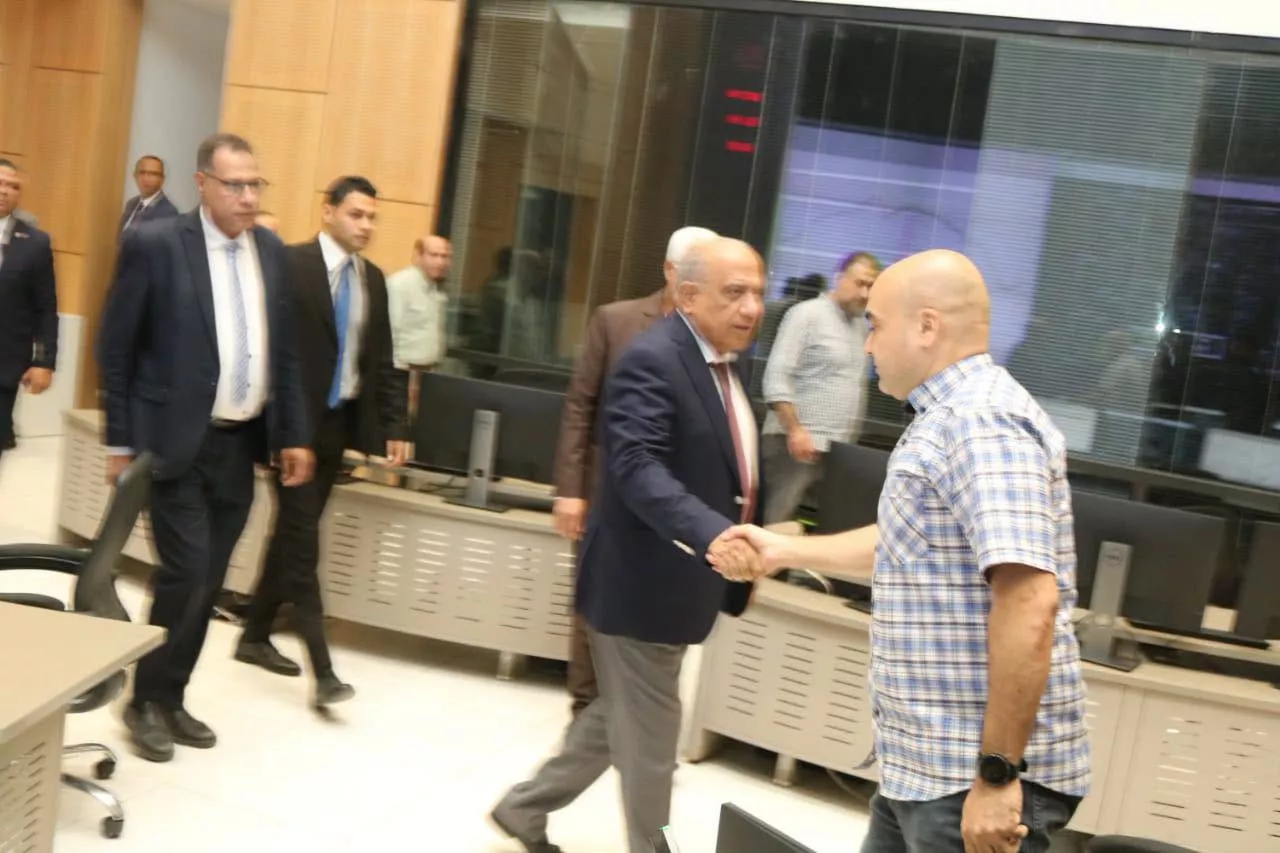 وزير الكهرباء يتابع سير العمل وخطة التشغيل لتأمين الشبكة الموحدة
