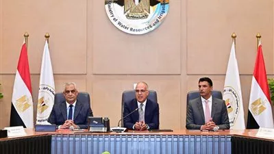 الحكومة تبحث وضع منظومة متكاملة للإدارة المستدامة للمياه في القطاع الصناعي