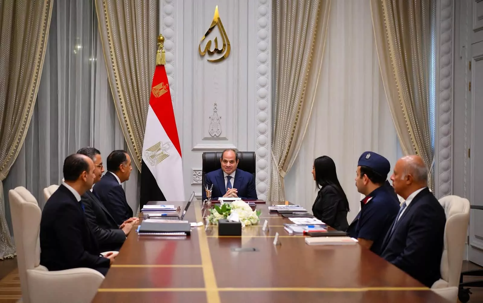 الرئيس السيسي يجتمع مع عدد من الوزراء 