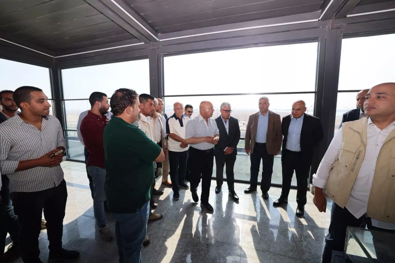 وزير النقل يتفقد ميناء السخنة