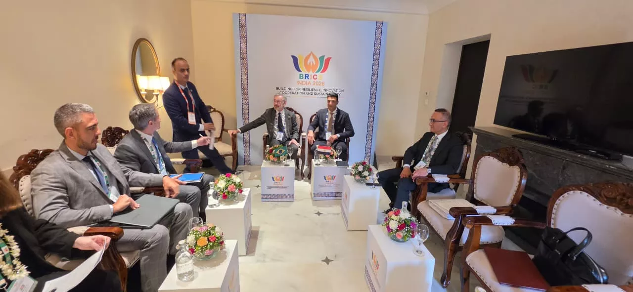 وزير الصناعة مع وزير التنمية والصناعة البرازيلي