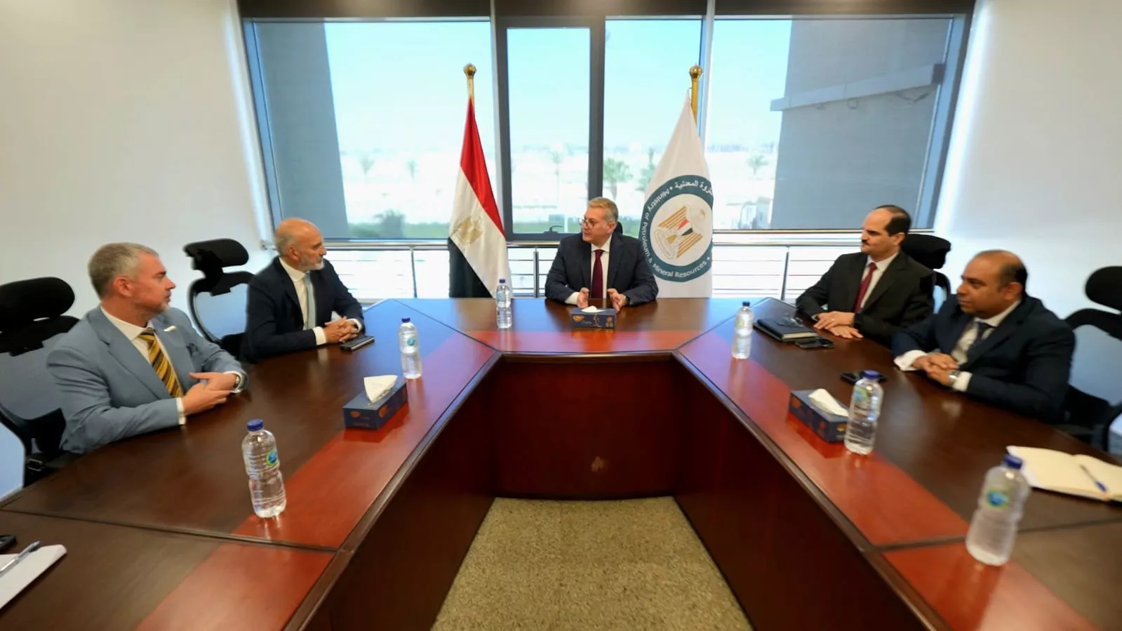 وزير البترول يجتمع مع وفد شركة إكسون موبيل العالمية