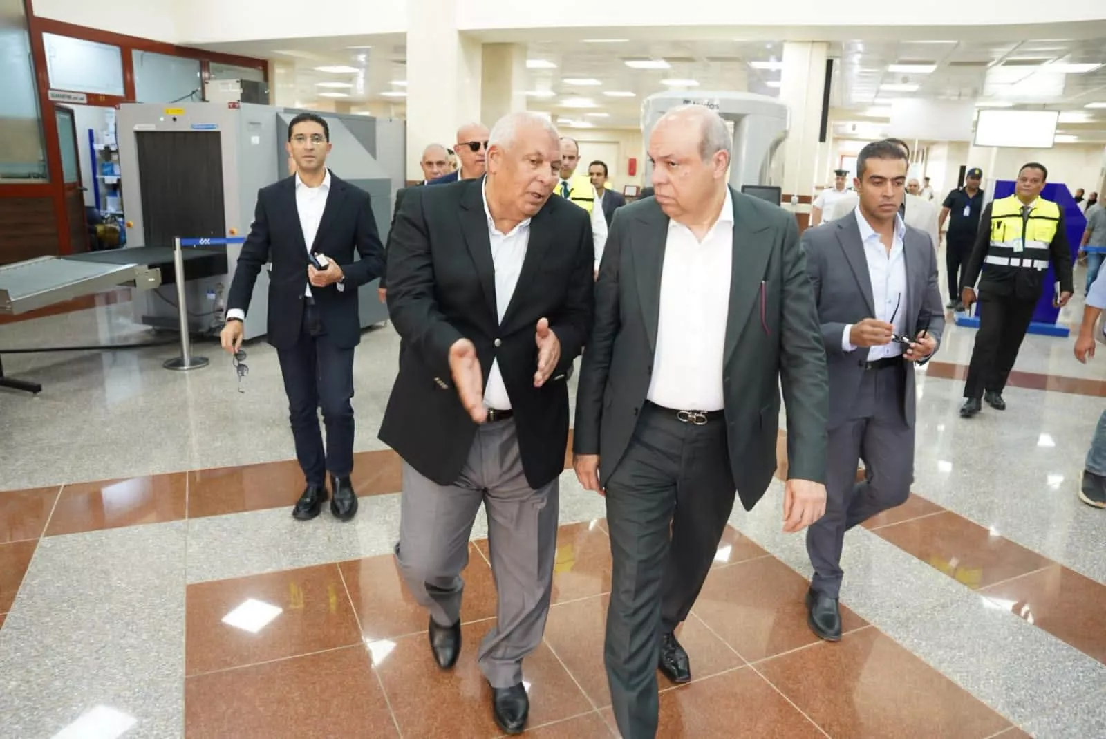 زيارة وزير الطيران المدني إلى محافظة مطروح