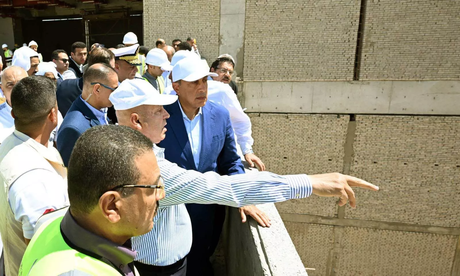 رئيس الوزراء يتفقد محطة القطار الكهربائي السريع