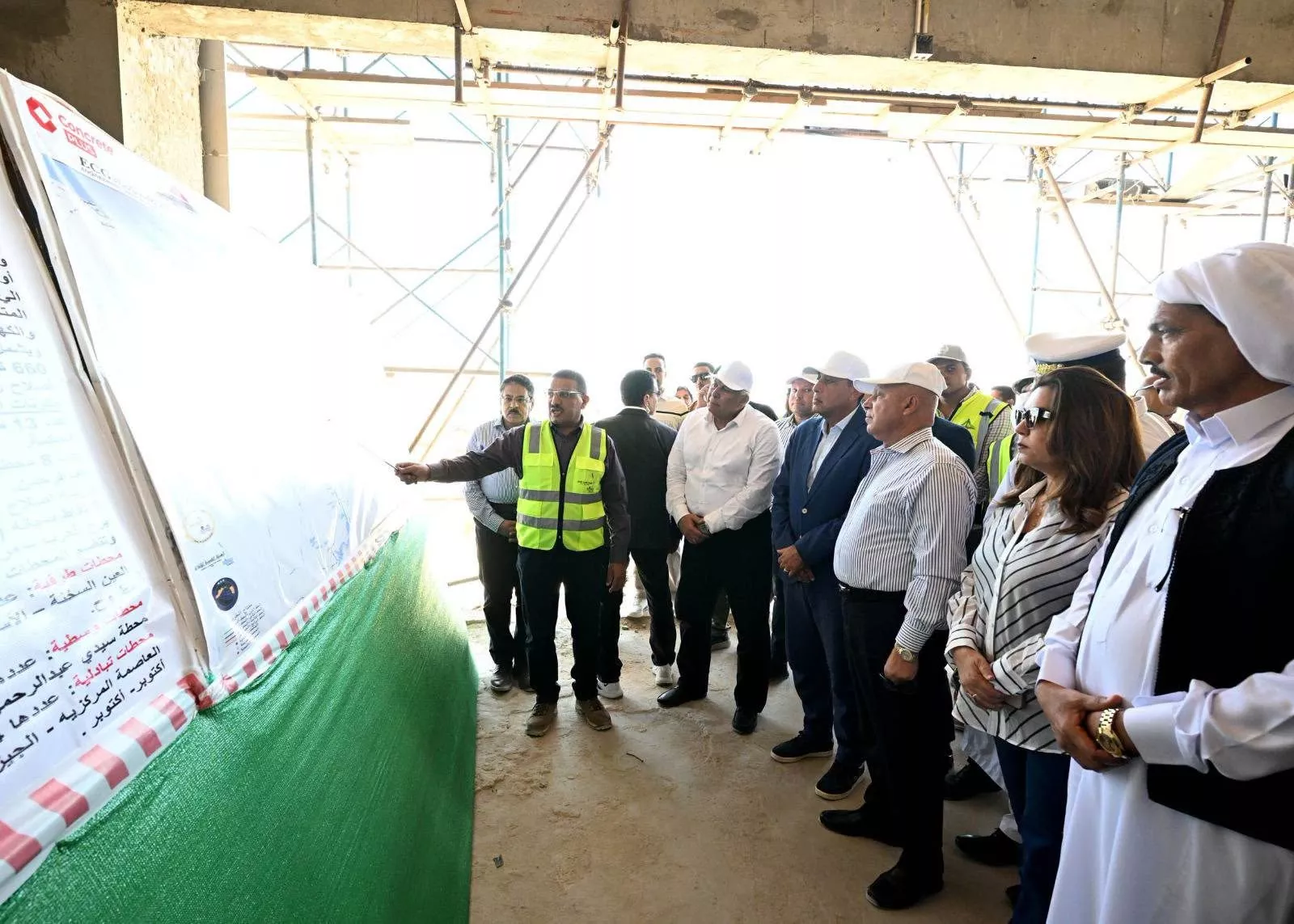 رئيس الوزراء يتفقد محطة القطار الكهربائي السريع