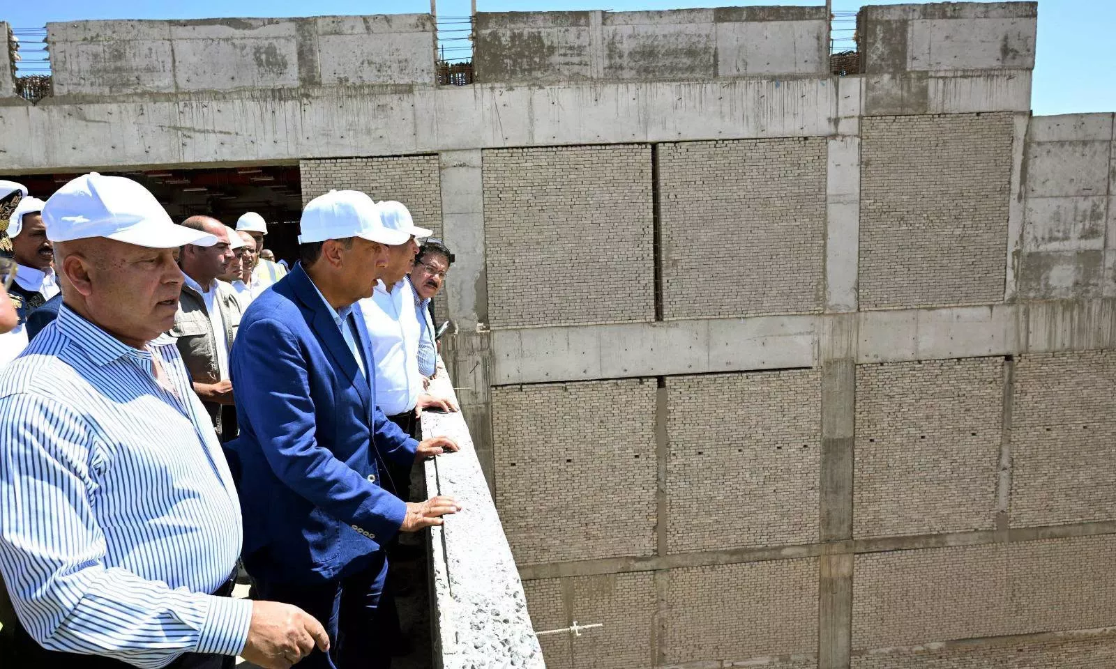 رئيس الوزراء يتفقد محطة القطار الكهربائي السريع