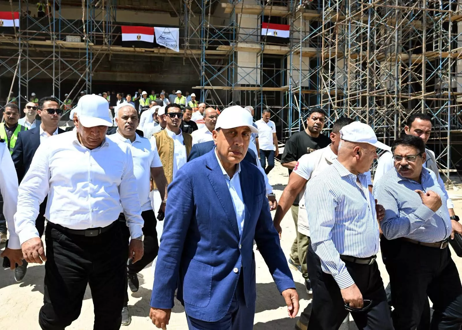 رئيس الوزراء يتفقد محطة القطار الكهربائي السريع