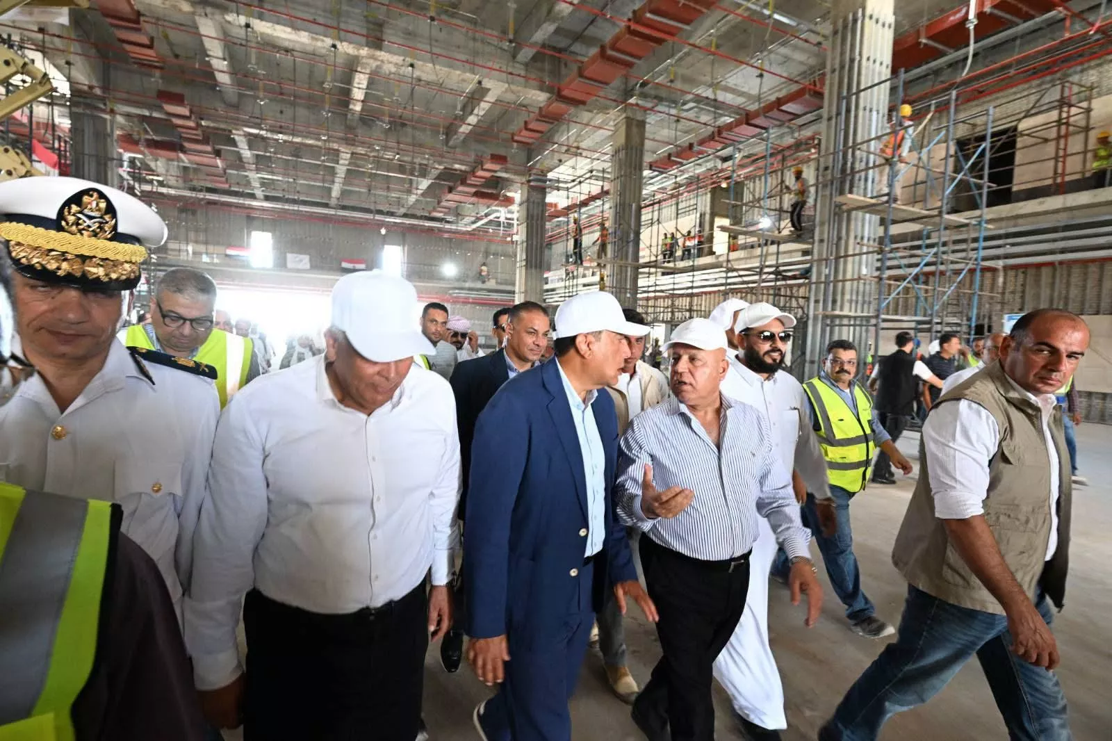 رئيس الوزراء يتفقد محطة القطار الكهربائي السريع