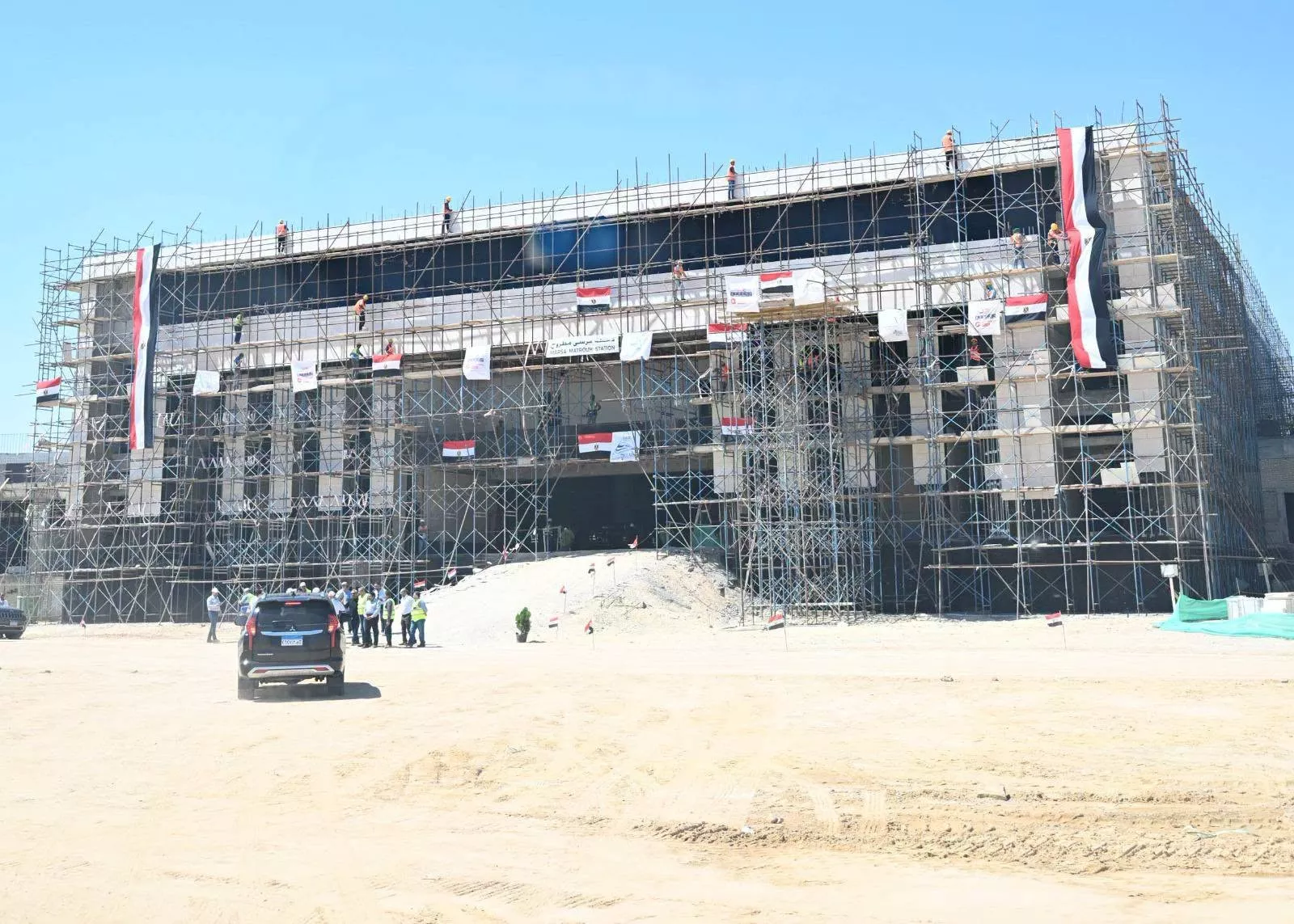رئيس الوزراء يتفقد محطة القطار الكهربائي السريع