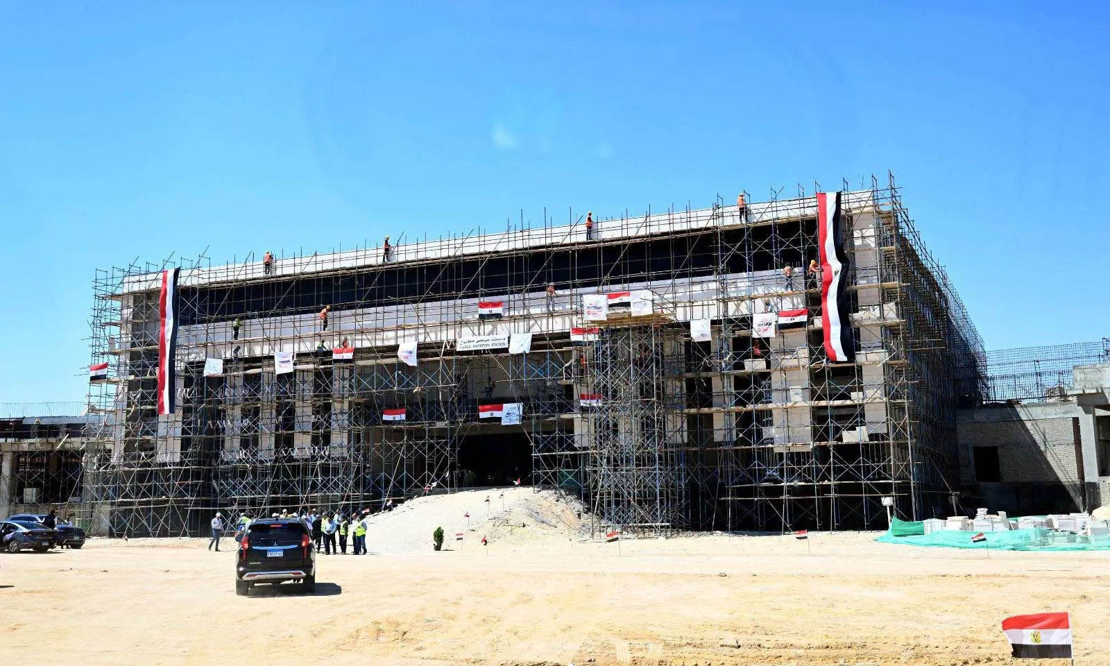 رئيس الوزراء يتفقد محطة القطار الكهربائي السريع