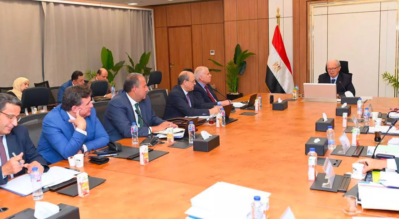 حسين عيسى يترأس اجتماع الشركة القابضة للصناعات الكيمياوية