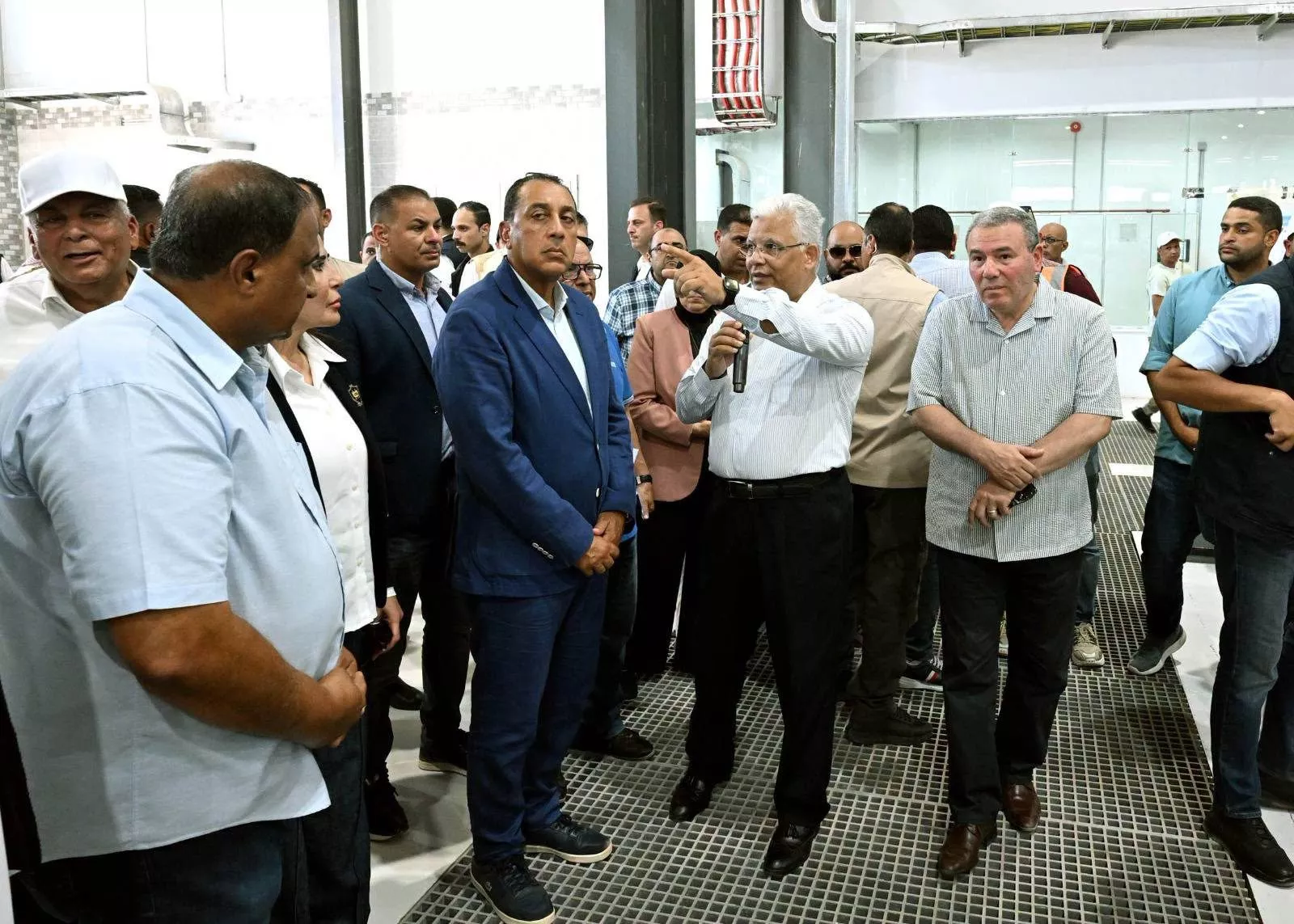 رئيس الوزراء يتفقد مجمع محطات تحلية مياه البحر بالرميلة