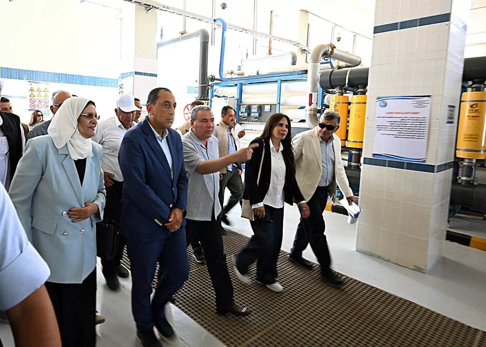 رئيس الوزراء يتفقد مجمع محطات تحلية مياه البحر بالرميلة