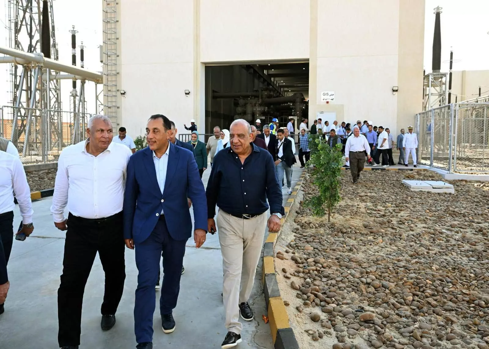 رئيس الوزراء يتفقد محطة محولات كهرباء شرق مطروح