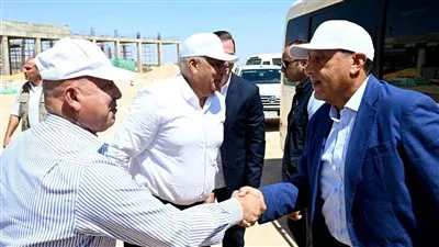 رئيس الوزراء يتفقد محطة القطار الكهربائي السريع بمحافظة مطروح