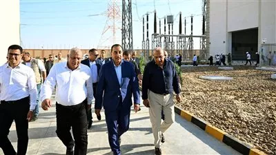 رئيس الوزراء يتفقد محطة محولات كهرباء شرق مطروح