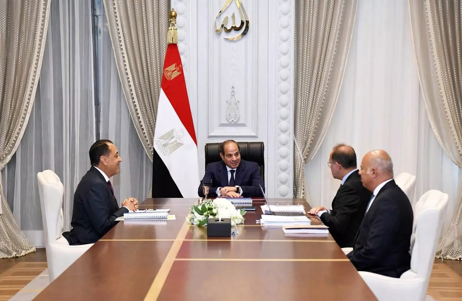 الرئيس السيسي يجتمع مع رئيس الوزراء ووزير المالية