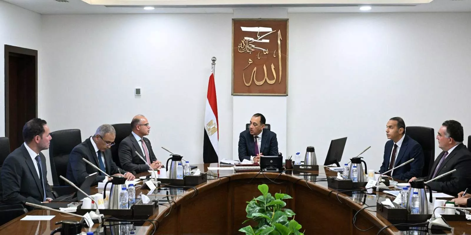 رئيس الوزراء يستعرض عددا من المقترحات لتطوير أداء البورصة
