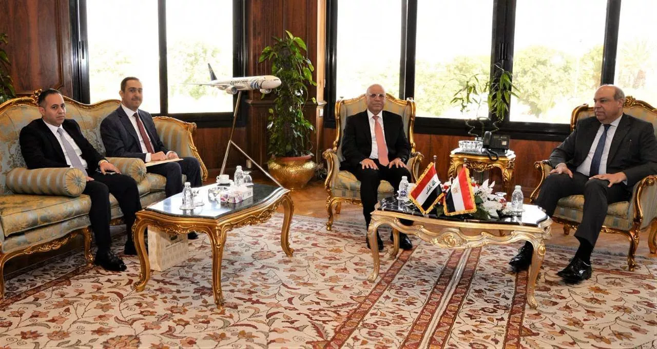 وزير الطيران المدني يلتقي سفير العراق بالقاهرة
