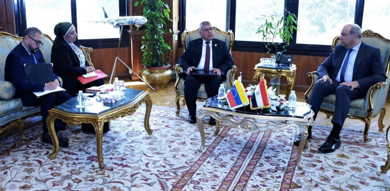 وزير الطيران المدني مع سفير فنزويلا بالقاهرة