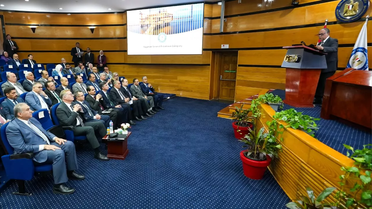 وزير البترول مع رؤساء ومديري شركات البترول العالمية والمصرية