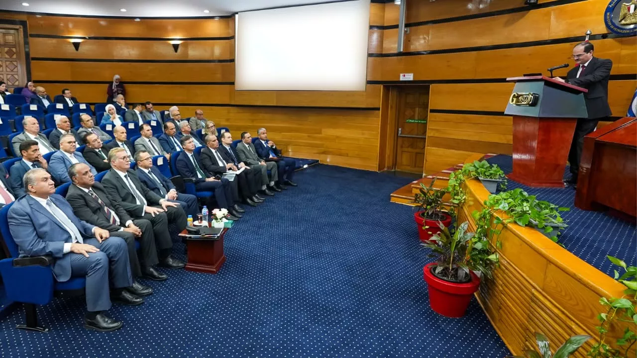 وزير البترول مع رؤساء ومديري شركات البترول العالمية والمصرية