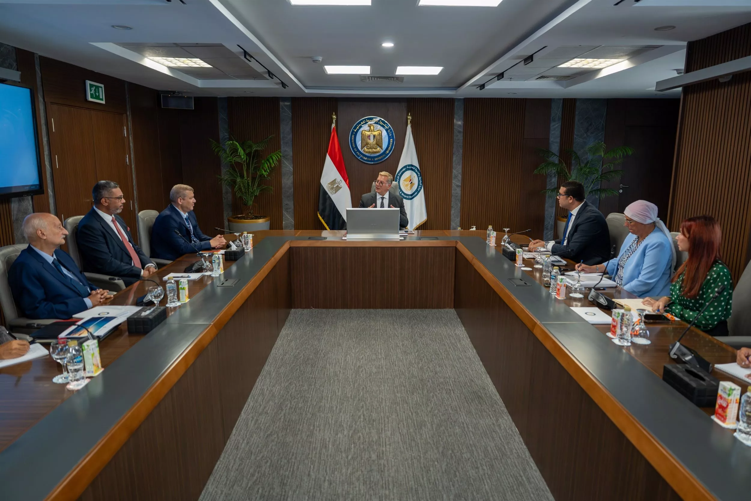وزير البترول يتابع استعدادات معرض حوض البحر المتوسط 