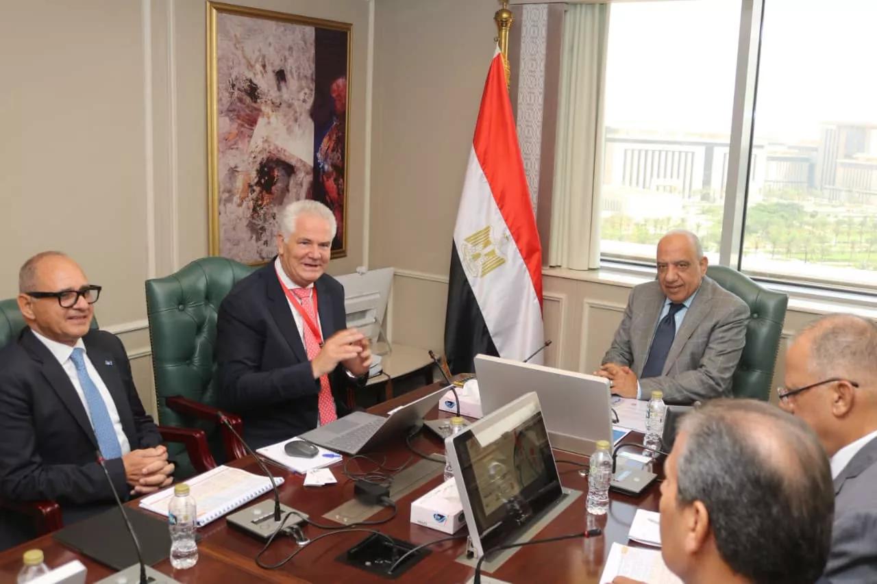 وزير الكهرباء يلتقي بوفد تحالف رينيرجي جروب