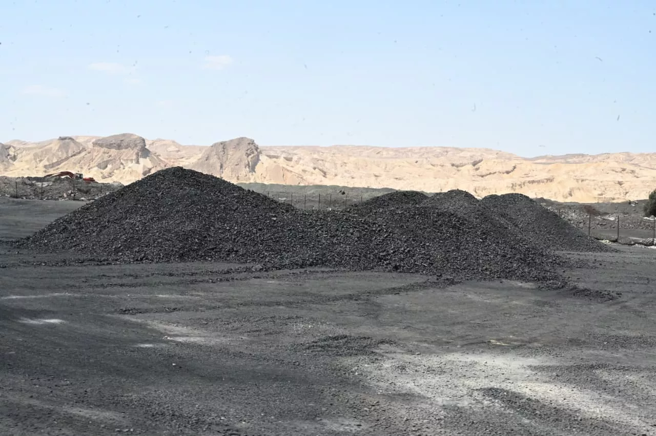 وزير الصناعة يتفقد مصنع إنتاج السبائك بشركة سيناء للمنجنيز