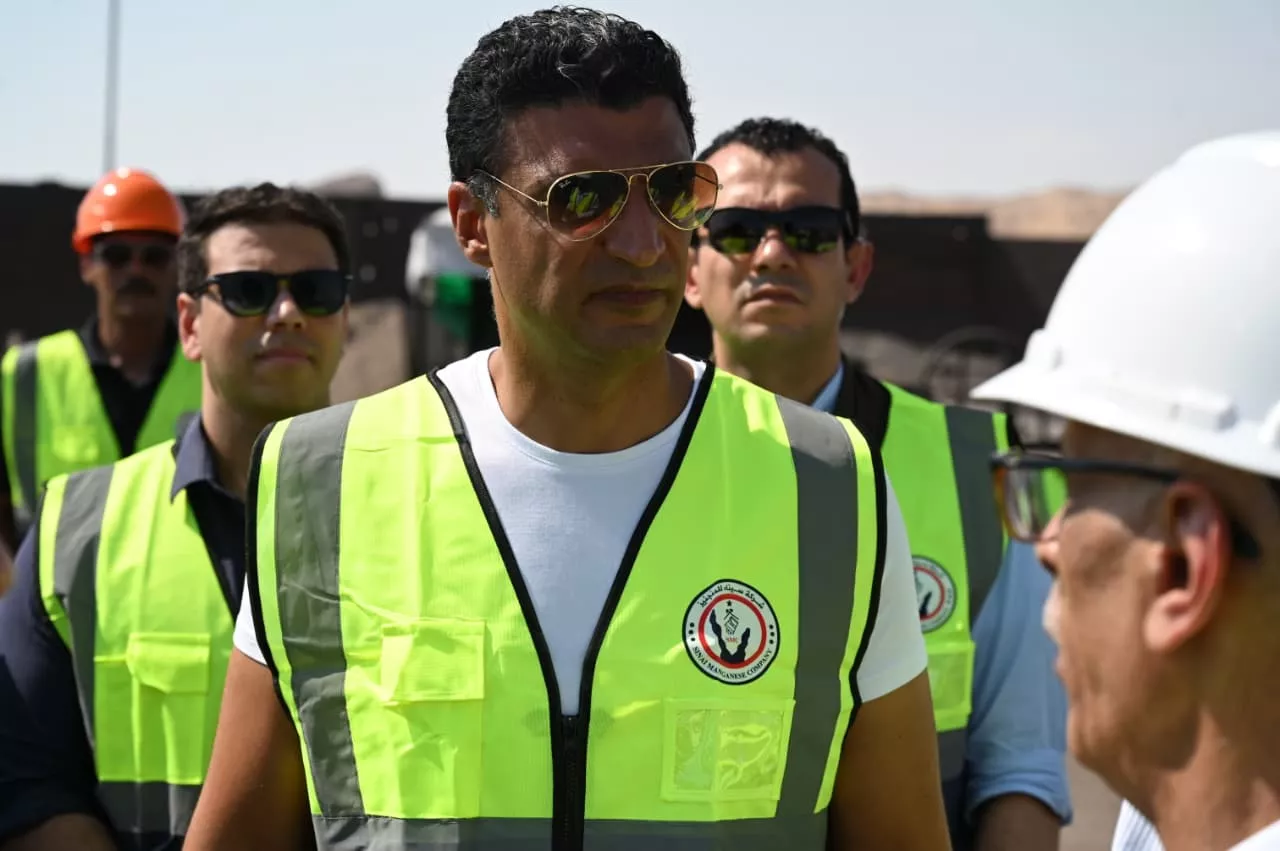 وزير الصناعة يتفقد مصنع إنتاج السبائك بشركة سيناء للمنجنيز