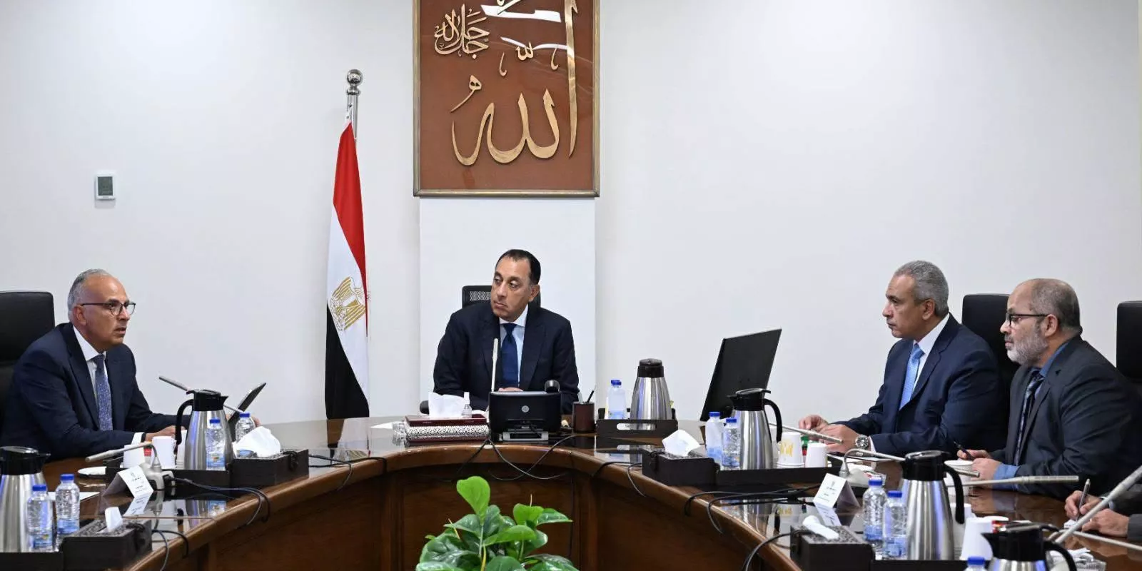 رئيس الوزراء يتابع جهود الدولة لحماية الشواطئ 