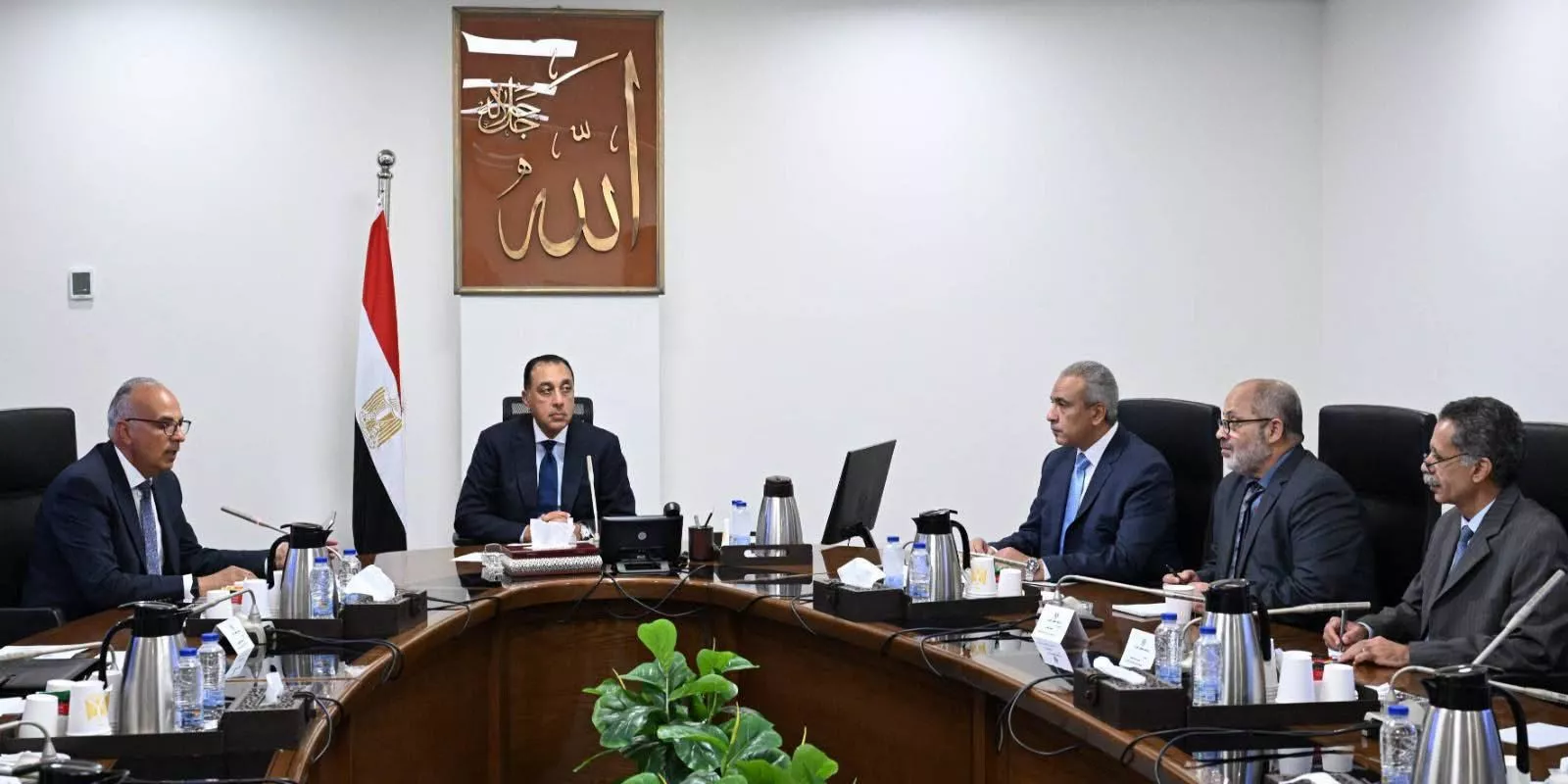 رئيس الوزراء يتابع جهود الدولة لحماية الشواطئ 