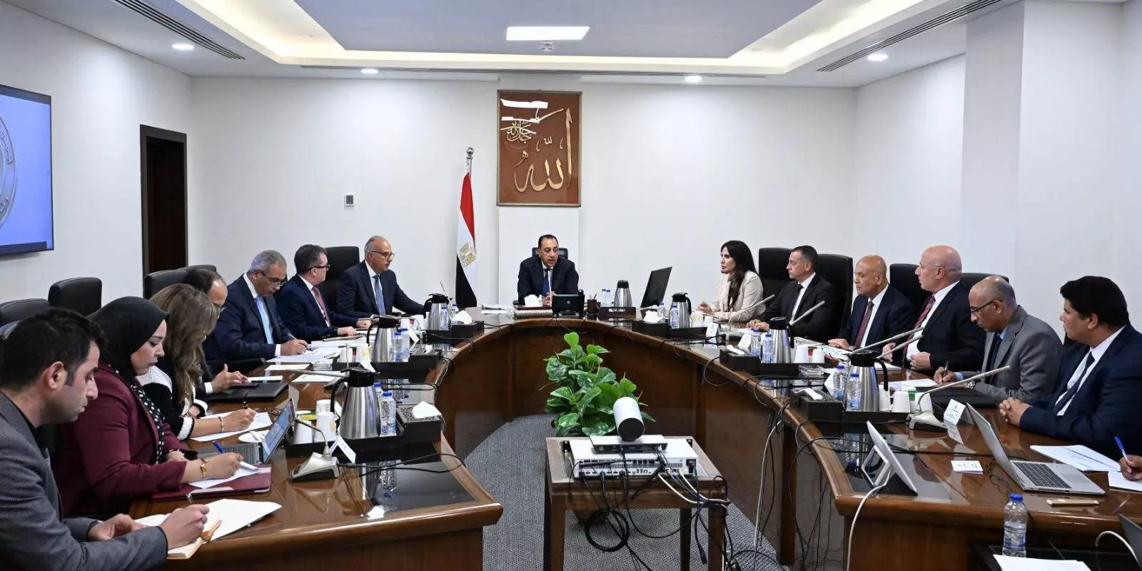 مدبولي يتابع الموقف التنفيذي لمشروعات قطاع مياه الشرب والصرف الصحي بأسوان