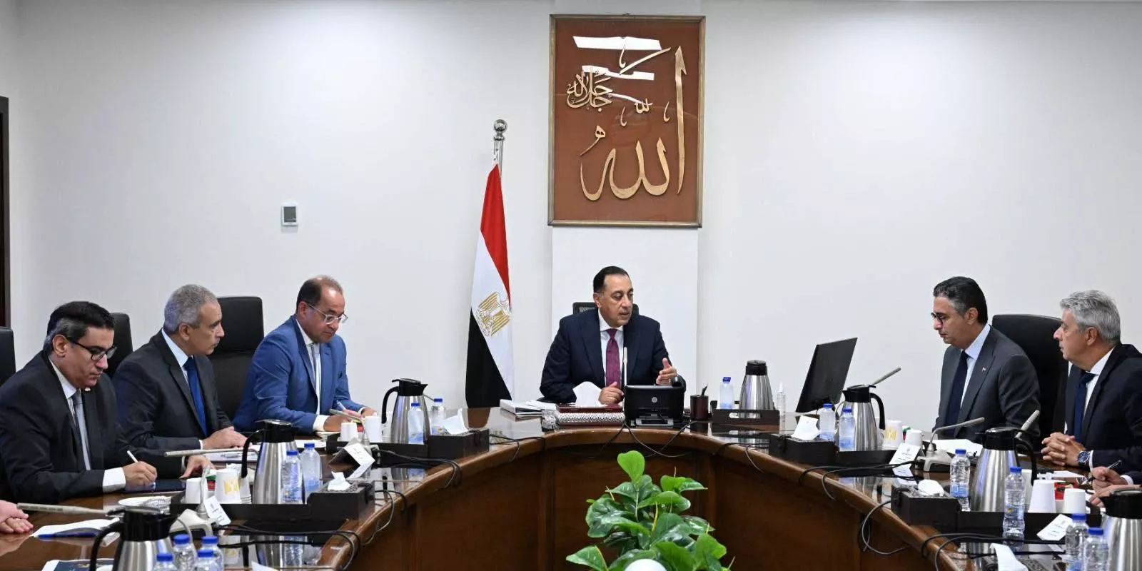 رئيس الوزراء يتابع تطوير آلية الدعم النقدي السلعي 