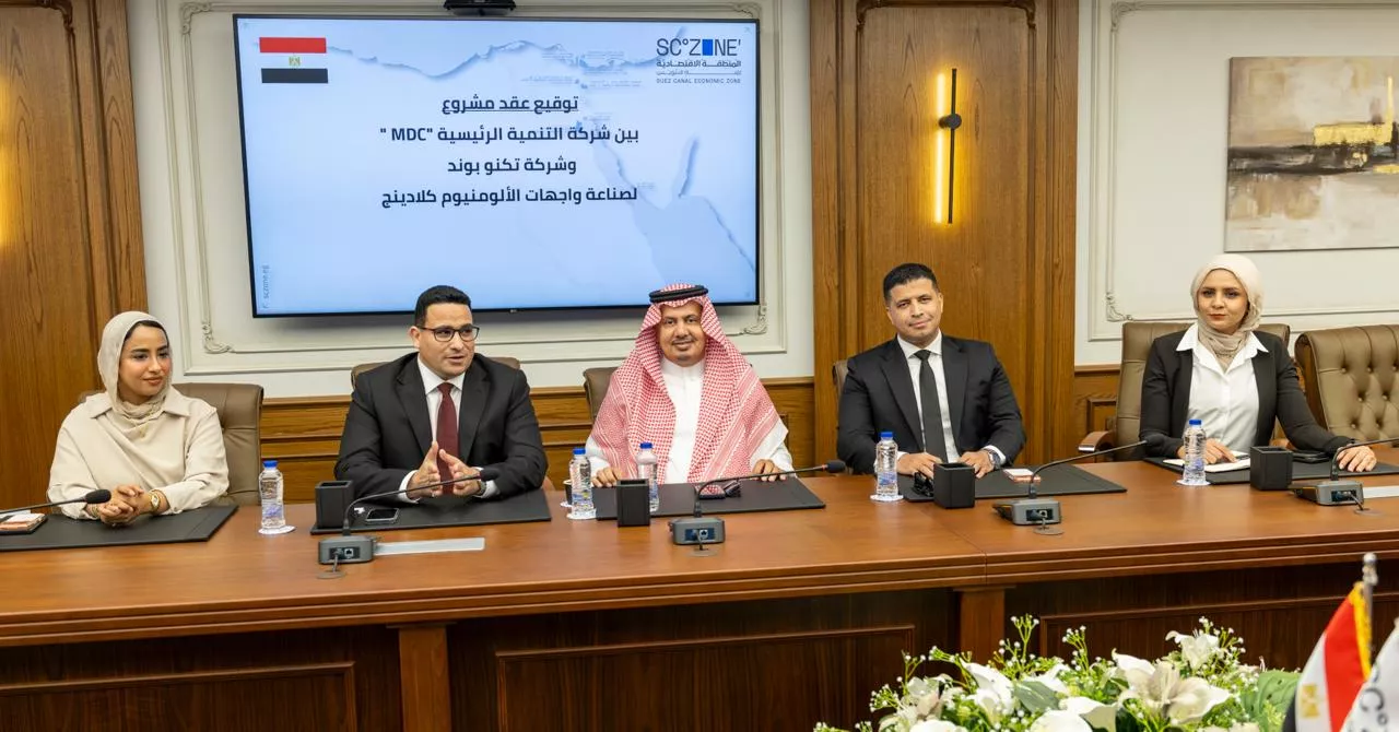 رئيس اقتصادية قناة السويس يشهد توقيع عقد مشروع تكنوبوند المصري السعودي